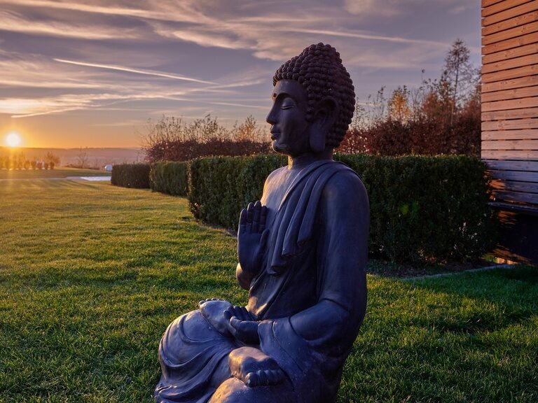 Die entspannende Aussenansicht mit relax Arealen des Hotels Der Birkenhof.