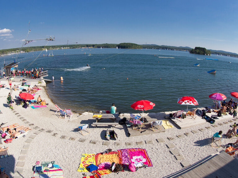 Der Badesee mit Badegästen und Wasserskifahrern beim Oberpfälzer Seenland.