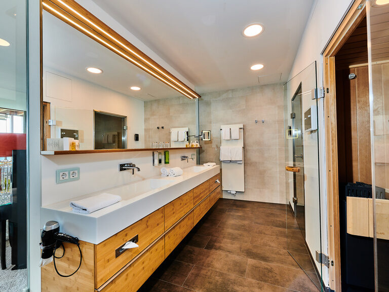 Badezimmer der Luxus Suite mit doppeltem Waschbecken und einem großen Spiegel