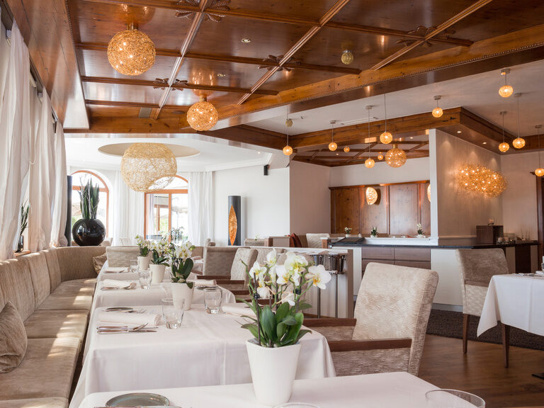 Die stimmungsvolle und moderne Beleuchtung im Restaurant Turmstube des Wellnesshotel Der Birkenhof.