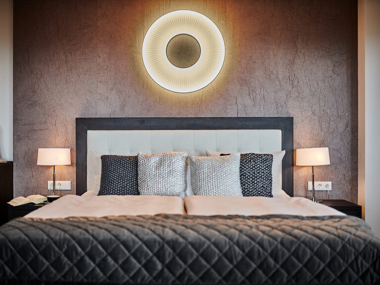 Bett im Doppelzimmer Deluxe und Superior