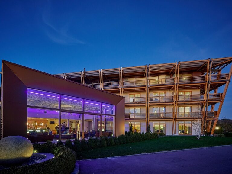 Aussenansicht in der blauen Stunde auf das Hotel Der Birkenhof in Bayern.