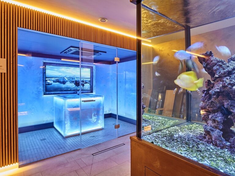 Blick auf die Eis Lounge und einem Aquarium
