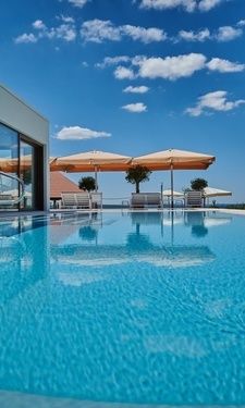 Der ruhige Aussenpool des Wellnesshotel Der Birkenhof bei stahlenden Sonneschein im Sommer.
