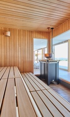 Geräumige Textilsauna aus Holz mit einer Aufgussstelle und toller Aussicht in der Saunenlandschaft in der Oberpfalz