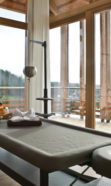 Der Anwendungsraum mit vorbereiteter Massage-Liege und schöner Aussicht im Wellnesshotel Der Birkenhof in Bayern.