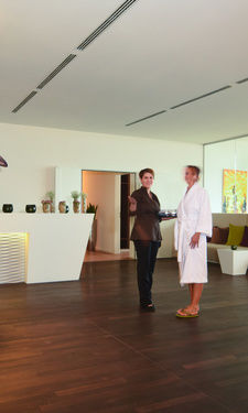 Der helle und freundliche Eingangsbereich der Wellness- & SPA-Abteilung des Wellnesshotel Der Birkenhof.