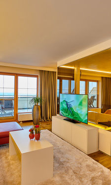 Die Onyx Suite mit Atmosphärelicht und farbigen Highlights im Wohnbereich.
