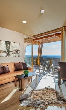 Die Luxus Suite Midi mit Blick auf den Balkon im Hotel Der Birkenhof in Bayern.