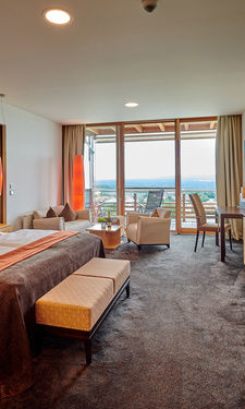 Das Schlafzimmer der Seesuite mit Blick auf den Balkon und hellen Räumen.