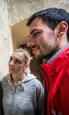 Das Pärchen betrachtet eine Informationstafel im Blasturm in der Oberpfalz.