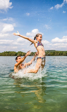 Das Badevergnügen von Vater und Tochter im Gewässe des Oberpfälzer Seenland.