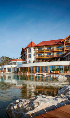 Außenansicht Hotel Der Birkenhof mit Badeteich