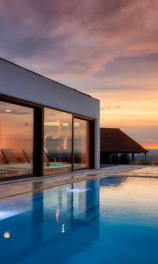 Der romantische Ausblick auf den Sonnenuntergang aus dem Solepool des Wellnesshotel Der Birkenhof in Bayern.