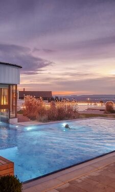 Der beheizte Außenpool bei Abenddämmerung im Aussenbereich des Wellnesshotel Der Birkenhof im Bayerischen Wald.