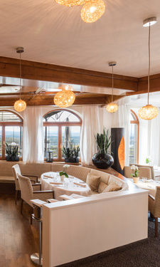 Das stilvoll eingerichtete Restaurant Turmstube mit modernen Tischen und Stühlen.