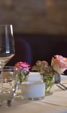 Der romantisch gedeckter Tisch mit Blumendeko im Restaurant Landart des Hotel Der Birkenhof.