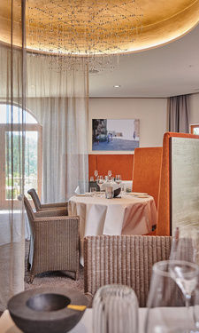 Das erdig eingerichtete Kaminrestaurant des Hotel Der Birkenhof