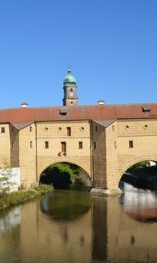 Das berühmte Steingebäude in Amberg mit Brückenfunktion als "Stadtbrille" bekannt.
