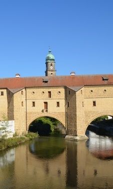 Steingebäude in Amberg mit Brückenfunktion