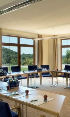 Der helle Tagungsraum mit U-Form Bestuhlung und vorbereiteten Tischen im Tagungshotel Der Birkenhof in der Oberpfalz.