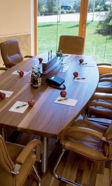 Der klassisch ausgestattete Tagungsraum mit Lederstühlen, Block und Stift und vorbereiteten Tisch im Tagungshotel Der Birkenhof in Bayern.