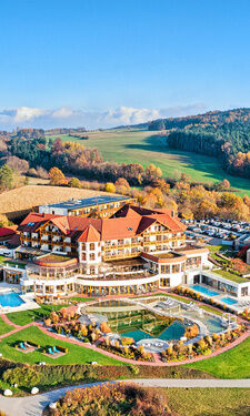 Außenansicht Hotel Der Birkenhof im Sommer- Wellnesshotel Bayern