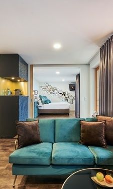 Der Wohnraum der Hideaway Suite im Hotel Der Birkenhof in Bayern.