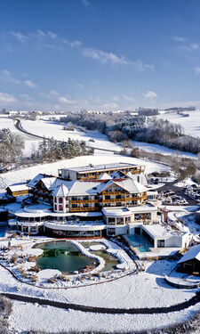 Das Hotel Der Birkenhof in verschneiter Winterlandschaft.