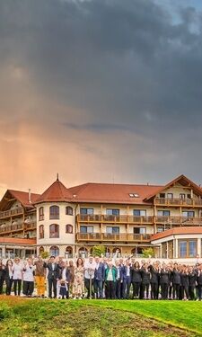 Das Gruppenbild der Gastgeber und Mitarbeiter des Wellnesshotel Der Birkenhof in Bayern.