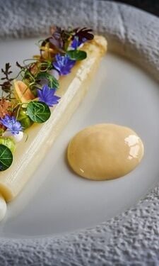 Das elegant angerichtete Spargelgericht mit Blumen und Soßenklecksen aus dem Restaurant Eisvogel.