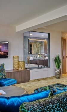 Das harmonische Interieur-Design in der Panorama Suite Modern des Hotels Der Birkenhof.