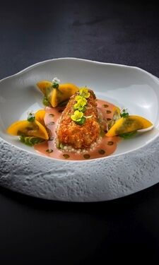 Das ansprechend dekorierte Gericht, der Spitzenküche aus dem Restaurant Eisvogel in der Oberpfalz.