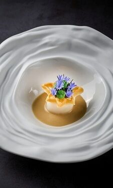 Das blumig gestaltete Porzellanschüsselchen im Gourmet-Restaurant Eisvogel.