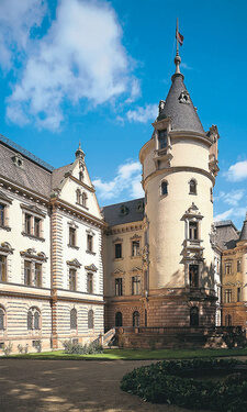 Der historische Herrensitz Schloss St. Emmeram mit reich verzierten architektonischen Elementen.