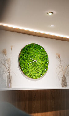 Die grüne Wanduhr im Wellnessbereich des Wellnesshotel Der Birkenhof vermittelt eine entspannte Atmosphäre.