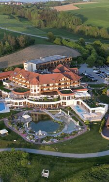 Aussenansicht von oben des Wellnesshotel Der Birkenhof in der Oberpfalz.