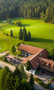 Eine malerische Golflandschaft im Golfclub mit perfekten Rasenflächen.