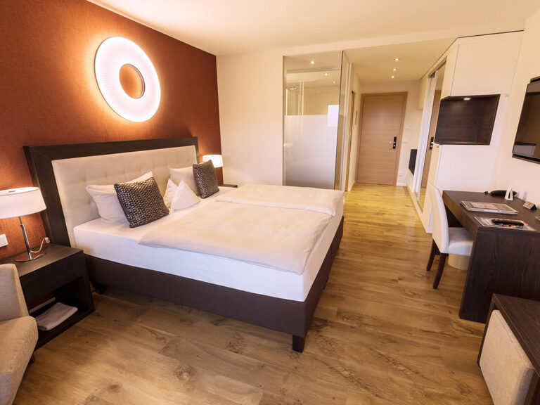 Geräumiges De Luxe Doppelzimmer im Hotel der Birkenhof in der Oberpfalz mit gemütlichem Bett.