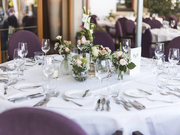 Exquisit eingedeckter Tisch mit floralen Verzierung für eine Feierlichkeit im Hotel der Birkenhof in der Oberpfalz.