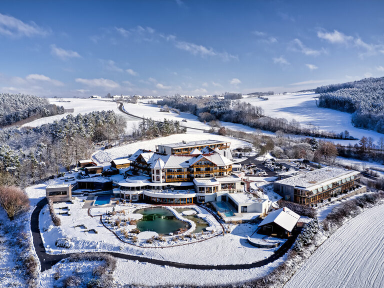 Das Hotel Der Birkenhof in verschneiter Winterlandschaft des bayerischen Waldes.
