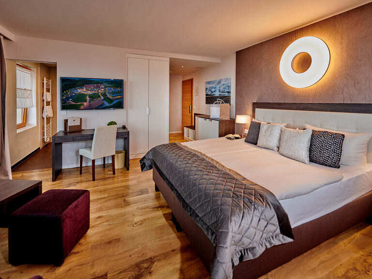 Das modern und luxuriös eingerichtete De Luxe Doppelzimmer des Hotel Der Birkenhof bietet reichlich Platz zum Entspannen.