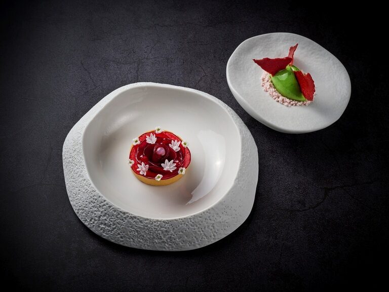 Zwei kunstvoll angerichtete Desserts im Restaurant Eisvogel - Wellnesshotel Der Birkenhof.