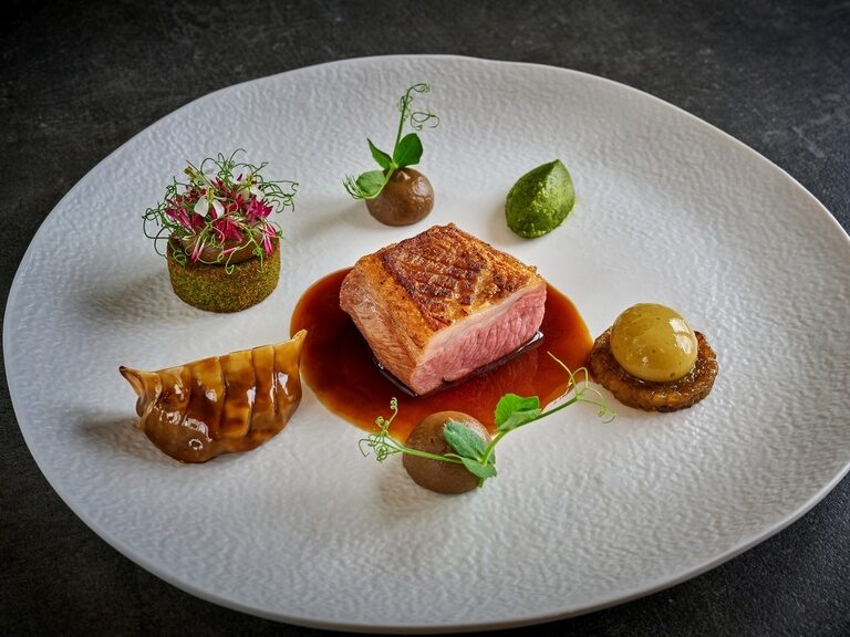 Das Hauptgericht mit rosagebratenen Fleisch im Sternerestaurant Eisvogel in Bayern.