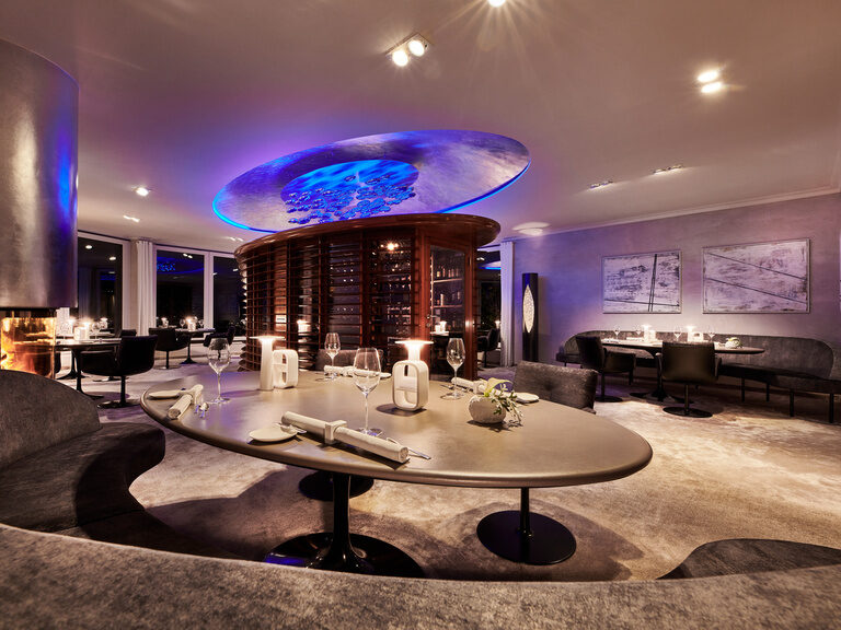 Elegante Tische im modernen und luxuriösen Sterne-Restaurant Eisvogel des Hotel Der Birkenhof.