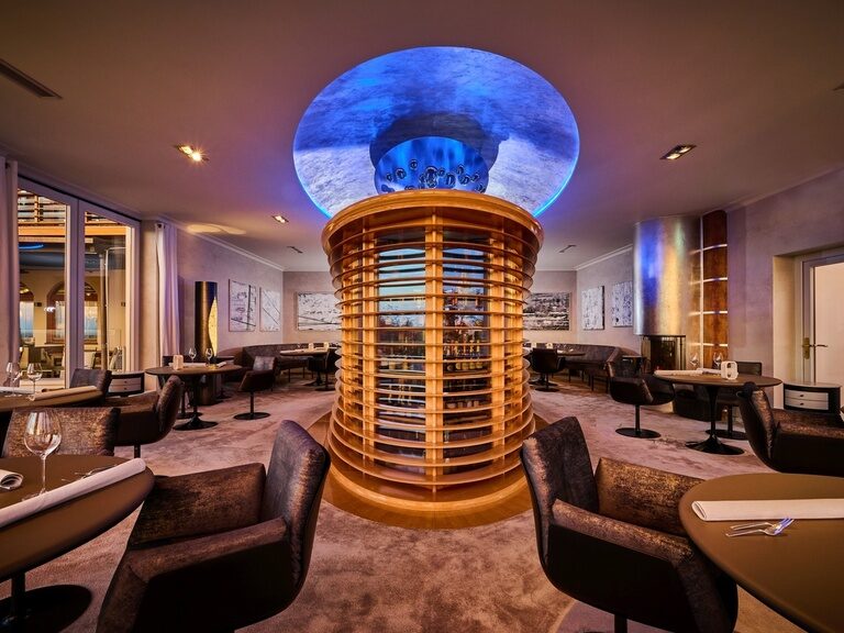 Der mit holzverkleidete Weinschrank im Zentrum des Sternerestaurants des Hotel Der Birkenhof.