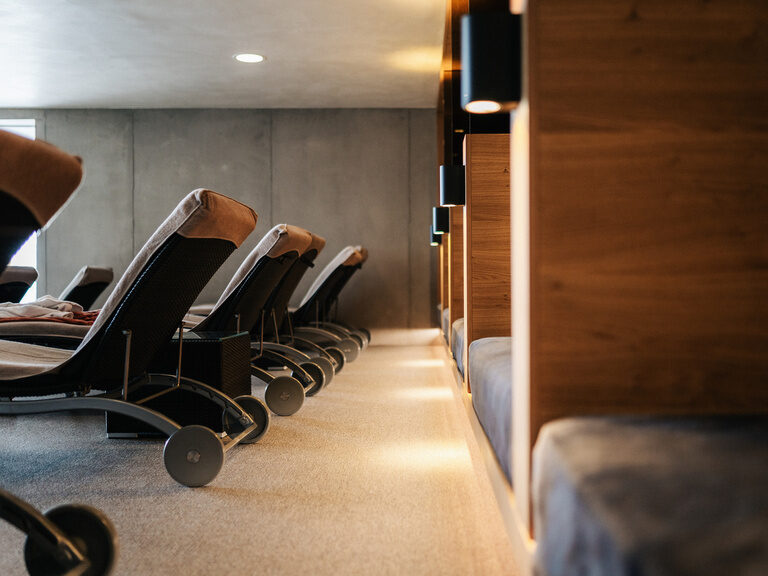 Ansammlung von komfortablen braunen Liegen in einem Erholungsraum des Wellnesshotels der Birkenhof beim Bayerischen Wald.