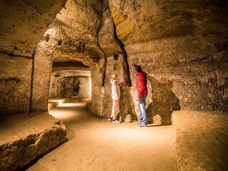 Das Paar erkundet den Felsenkeller-Labyrinth in der Nähe von Neunburg vorm Wald.