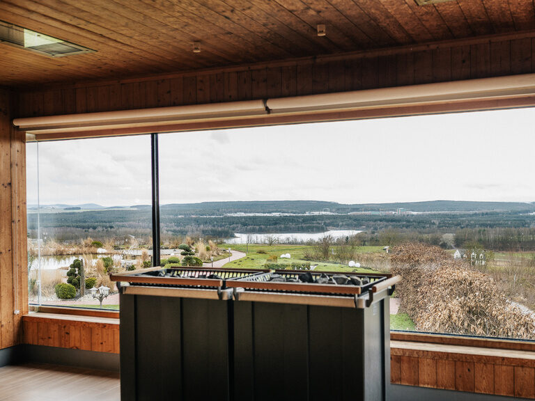 geräumige Turmsauna des Wellnesshotels der Birkenhof in der Oberpfalz bietet einen atemberaubenden Blick auf die Landschaft des bayerischen Waldes.