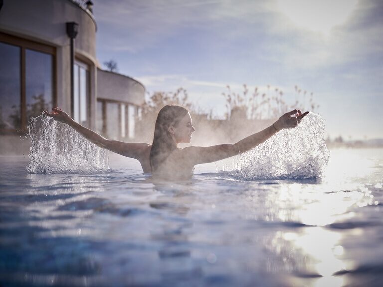 Hellblauer Solepool in der Wasserwelt des Birkenhofs in der Oberpfalz